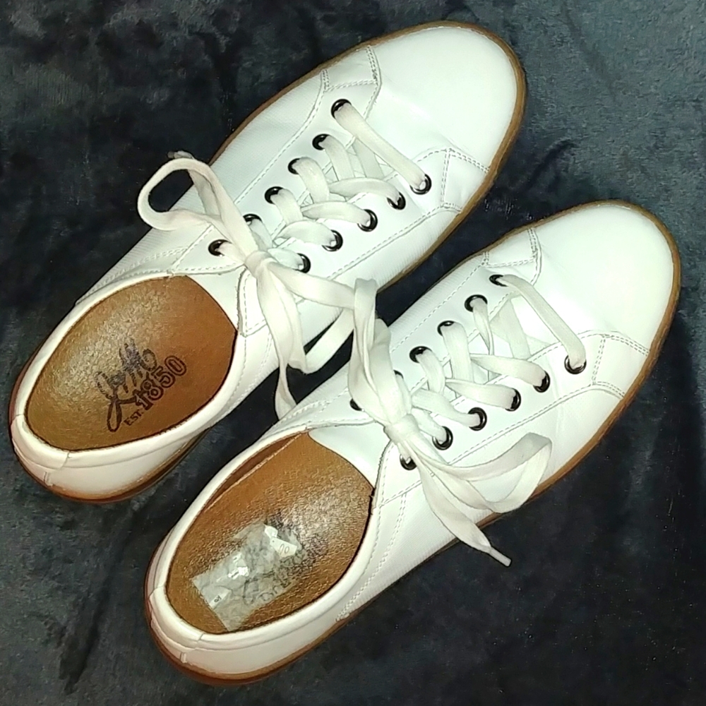 White tennis shoes